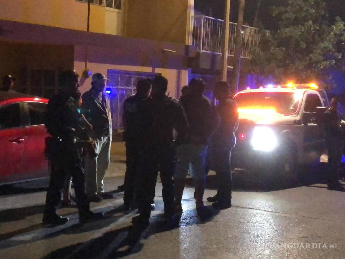 $!Amigos y familiares del joven involucrado se enfrentaron a los taxistas en el lugar de los hechos.