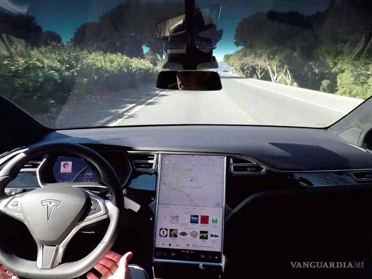 $!El video, que sigue disponible en el sitio web de Tesla, fue publicado en octubre de 2016 y promovido por Elon Musk como evidencia de que “Tesla se conduce solo”