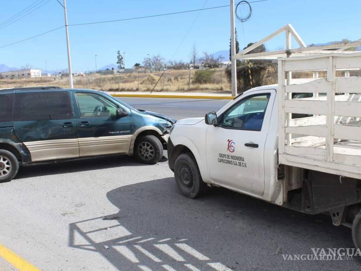 $!La camioneta Voyager invadió carril.
