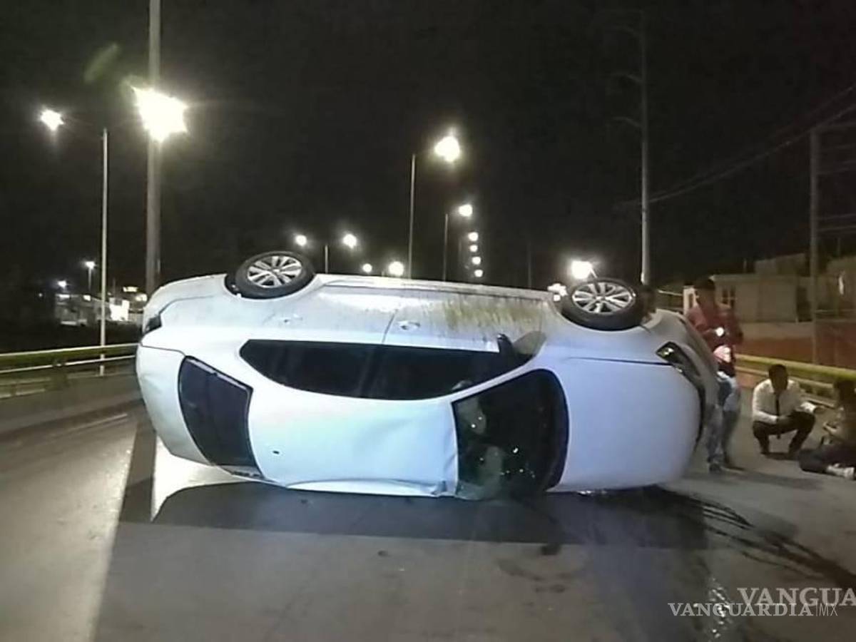 $!El Jetta quedó tendido a lo ancho del puente vehicular.