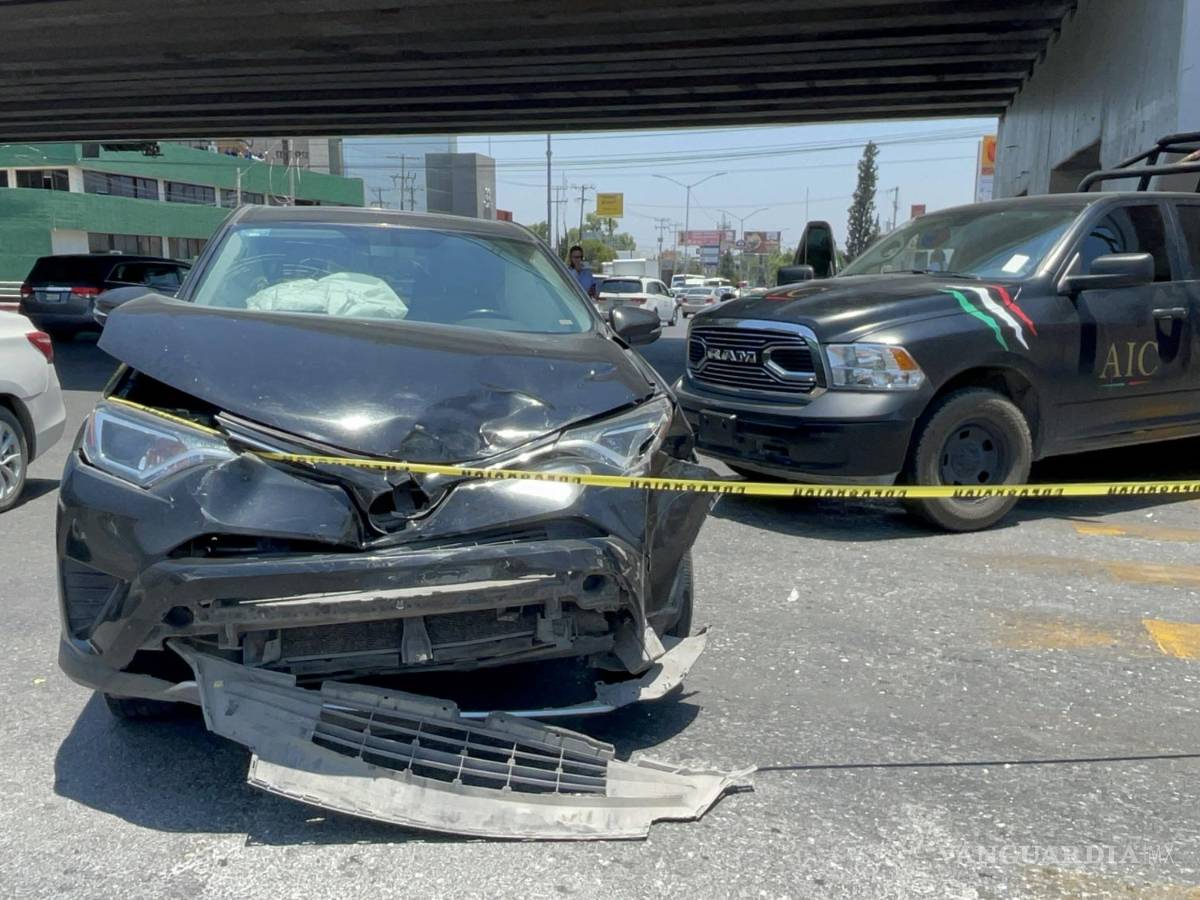 $!Una unidad de la Fiscalía General del Estado que acudía a la emergencia, fue impactada por una camioneta.