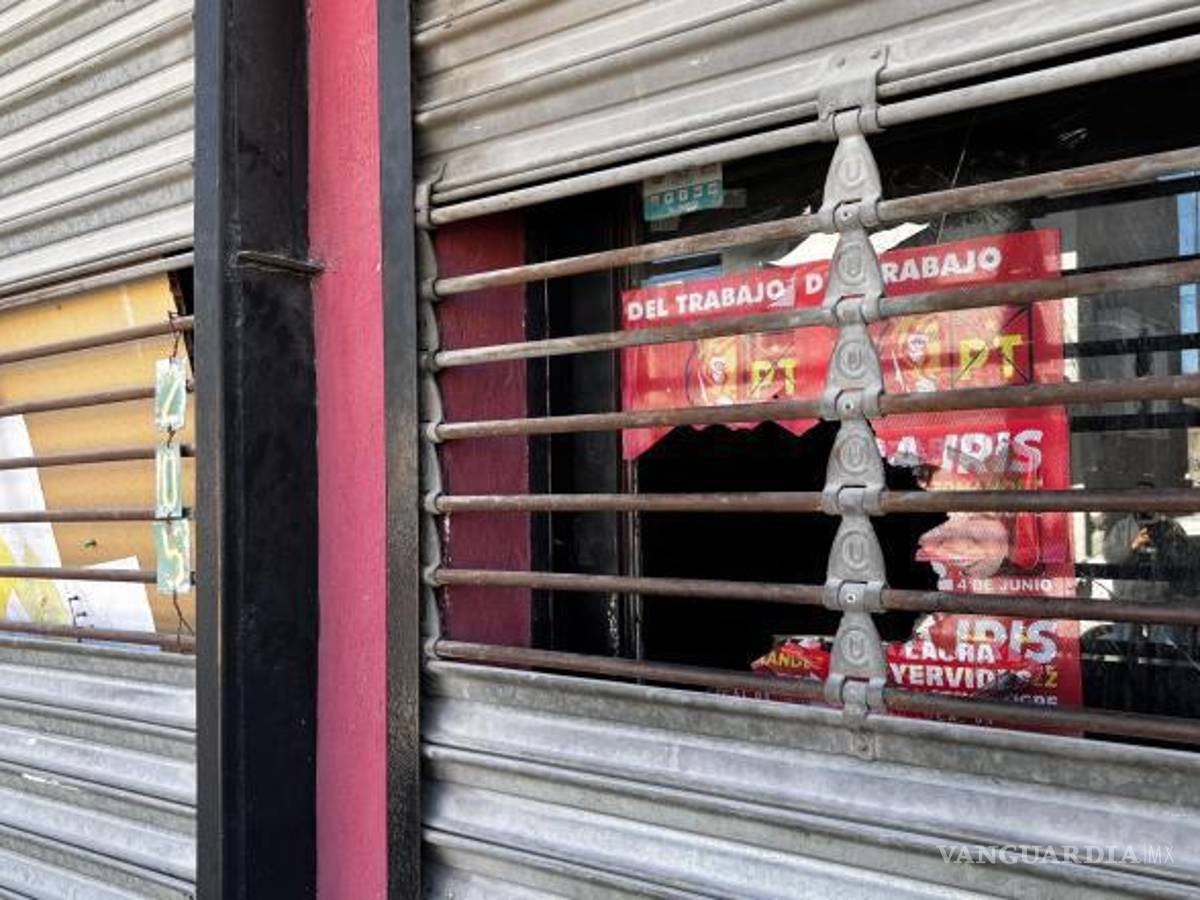$!Vidrios rotos en la entrada de Morena; el ataque ocurrió en plena reunión de militantes.