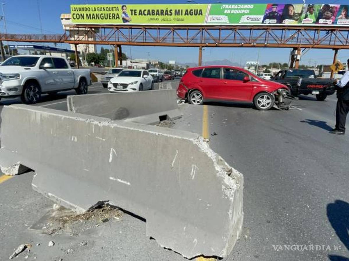 $!El accidente provocó tráfico lento mientras se realizaban las maniobras de retiro del vehículo y los muros.