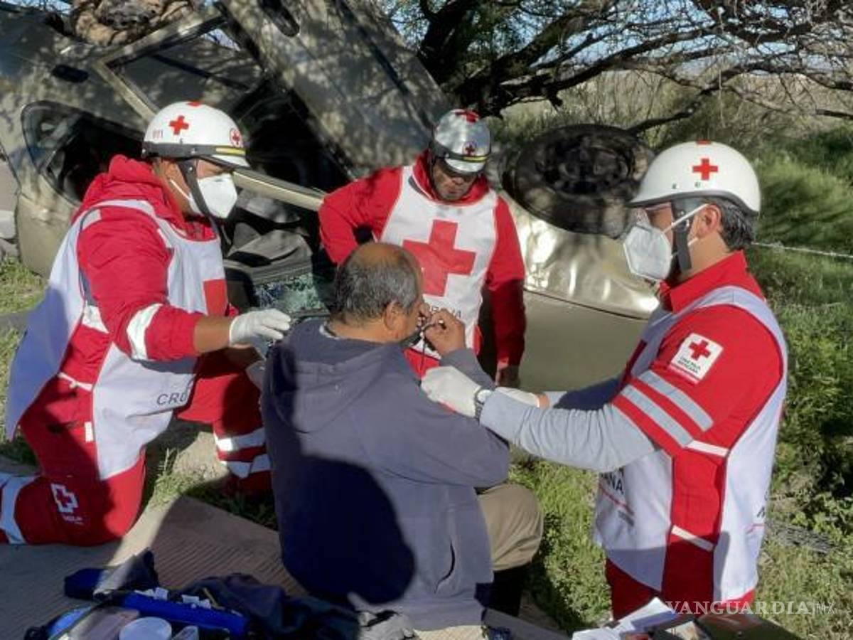 $!Paramédicos de la Cruz Roja brindaron asistencia a Guillermo en el lugar.