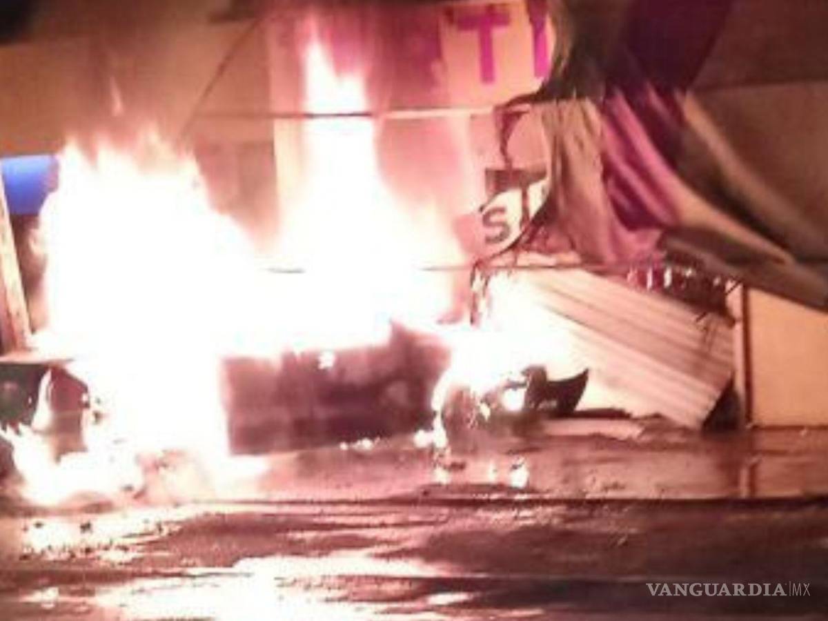 $!Debido a la intensidad del incendio, los cuerpos de los jóvenes quedaron irreconocibles, a la espera de la confirmación de sus identidades.