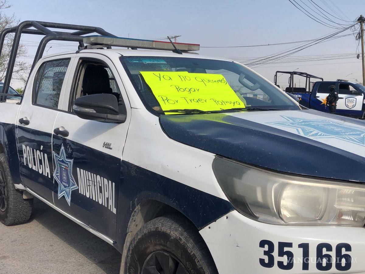 $!Un cartel colocado por los policías municipales de Torreón expresa su rechazo a seguir pagando por el uso de patrullas en su labor diaria.