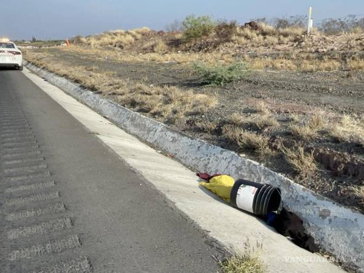 $!Una cubeta con ropa fue encontrada junto al cuerpo, presumiblemente sus pertenencias.