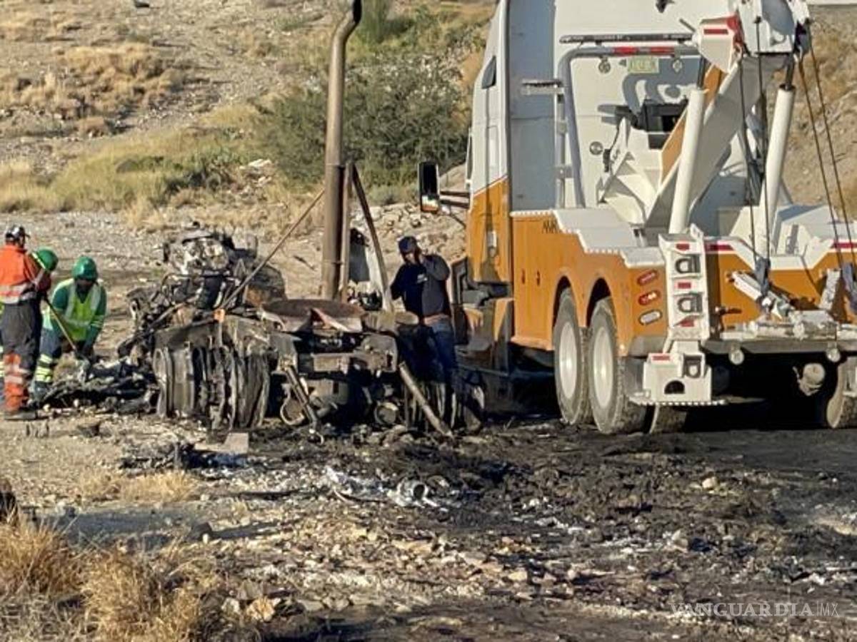 $!La aseguradora se hará cargo de los daños y gastos derivados del accidente, mientras grúas retiraban la unidad del lugar.