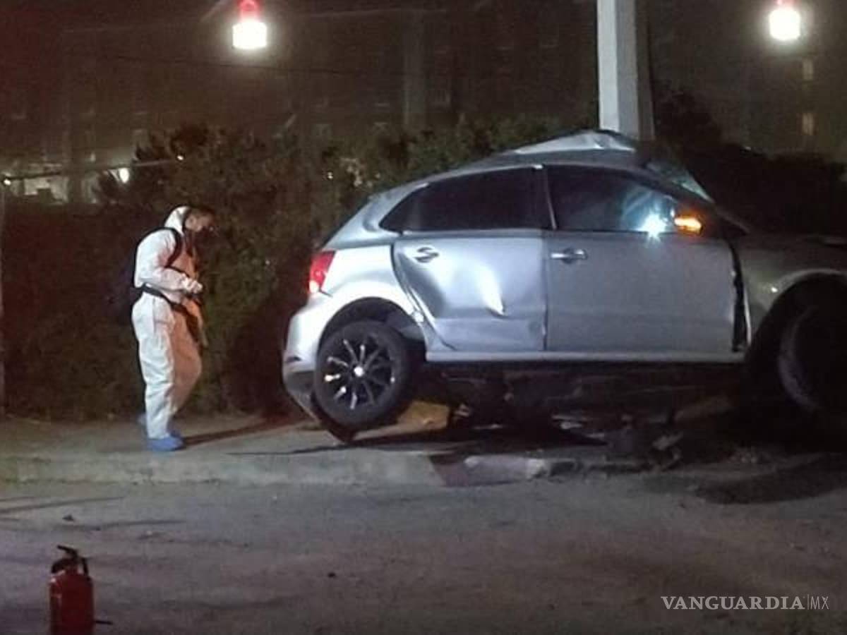 $!De acuerdo con autoridades de Tránsito Municipal, el pavimento mojado por el mal clima pudo influir por la fuerza del choque.