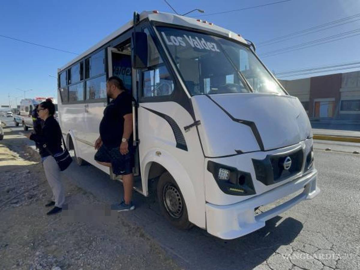 $!La combi de la ruta Los Valdés quedó detenida tras ser impactada por detrás por un Nissan Sentra.