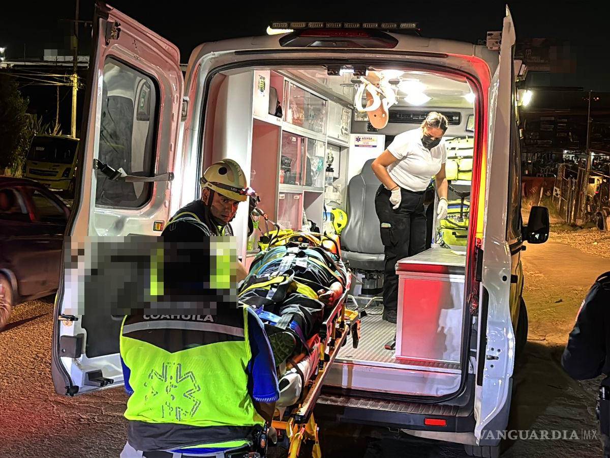 $!Paramédicos trasladaron al hombre herido tras sufrir la caída en el bulevar Otilio González.