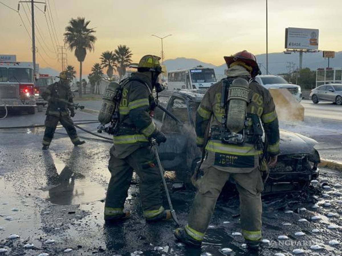 $!Restos del Ford Ikon quedaron calcinados tras el incendio registrado en bulevar Fundadores.