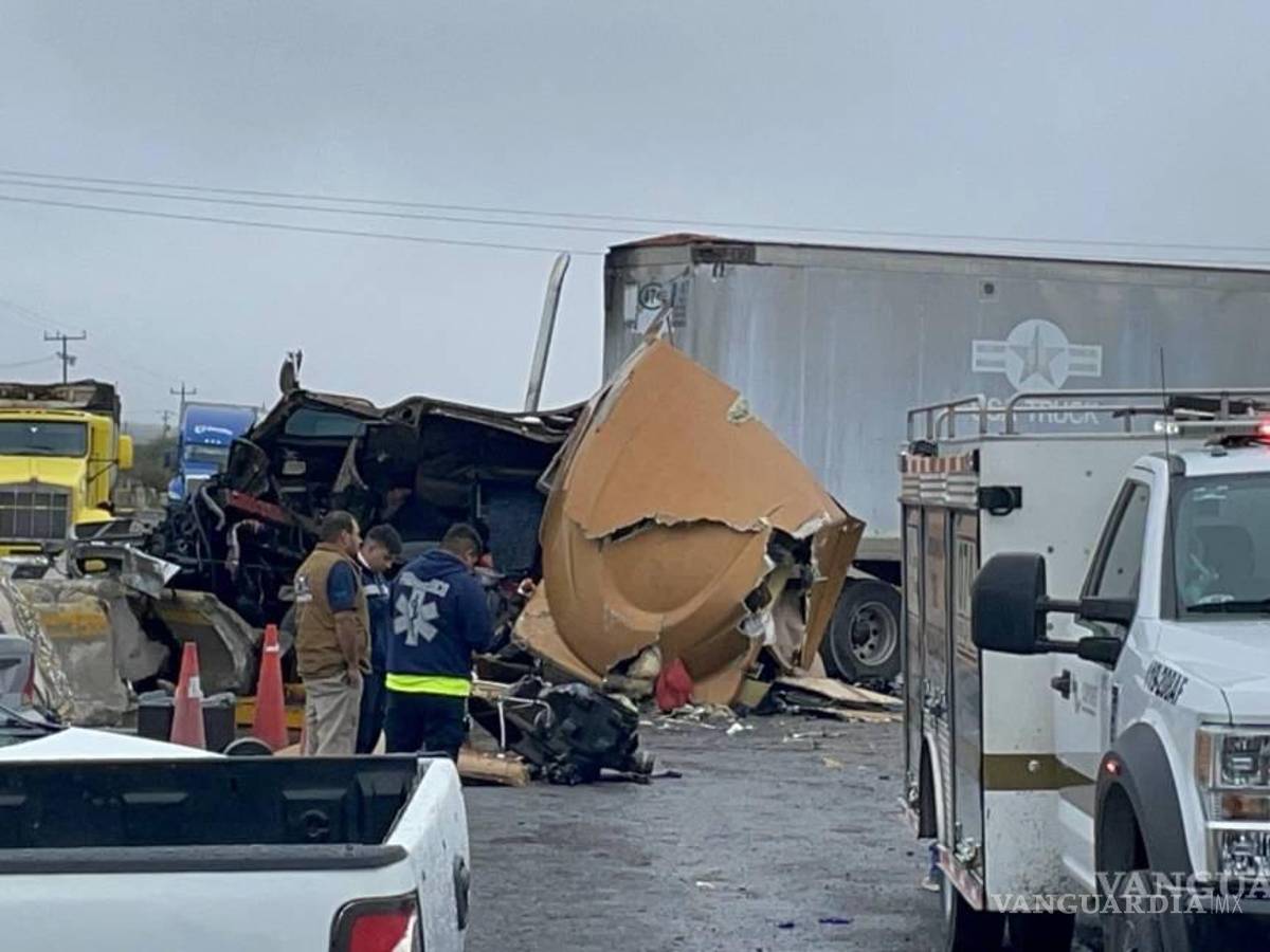 $!La cabina de este tráiler terminó destrozada y el joven conductor sin vida.