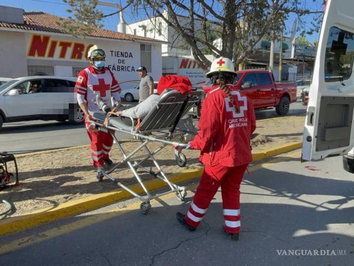 $!Tras ser liberada del vehículo volcado, la joven fue atendida por paramédicos y descartaron lesiones graves.