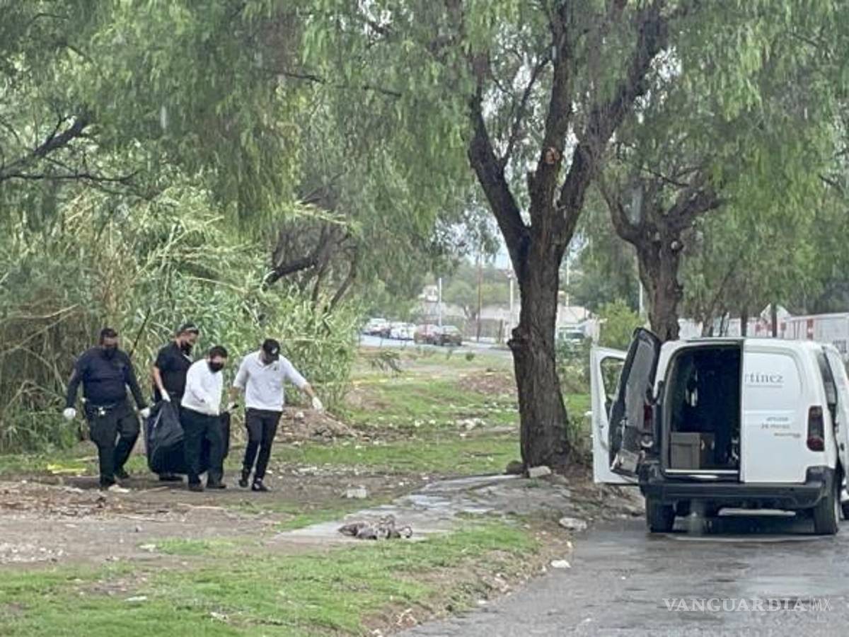 $!El cuerpo encontrado en el arroyo es trasladado a las instalaciones del SEMEFO para realizar las investigaciones correspondientes.