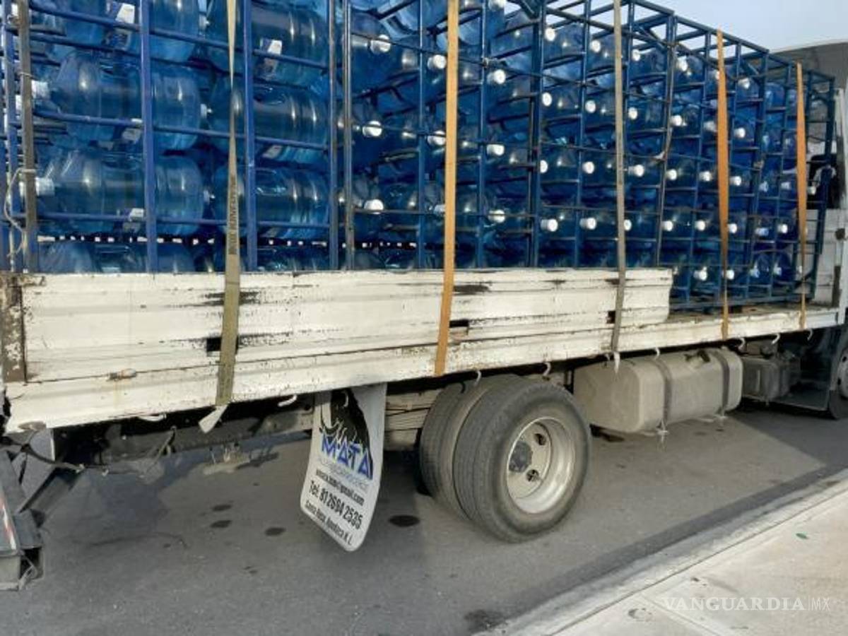 $!La parte trasera del camión de reparto resultó dañada tras el choque en Nazario Ortiz Garza.