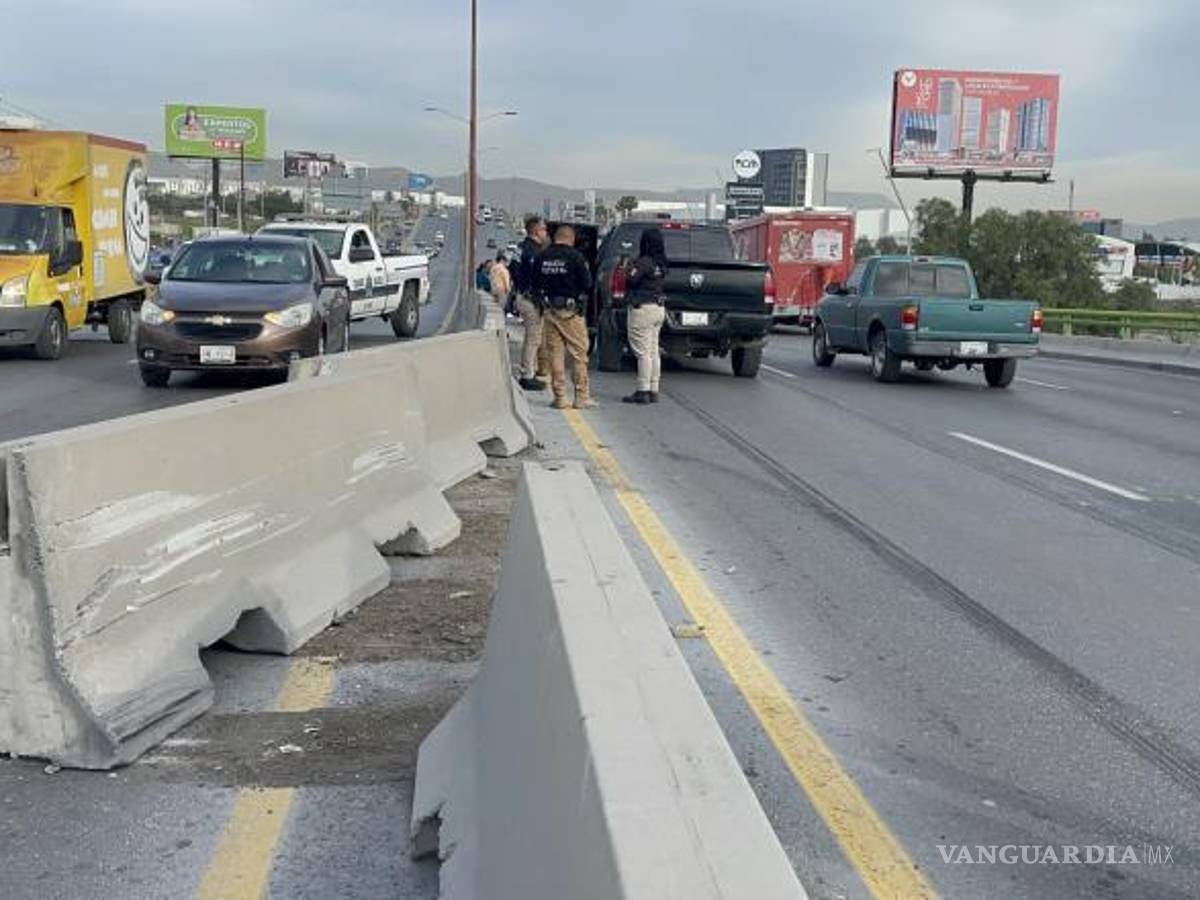 $!La unidad de la Policía Civil de Coahuila evitó colisionar con los vehículos afectados, pero pierdió el control, impactando las barreras de contención.