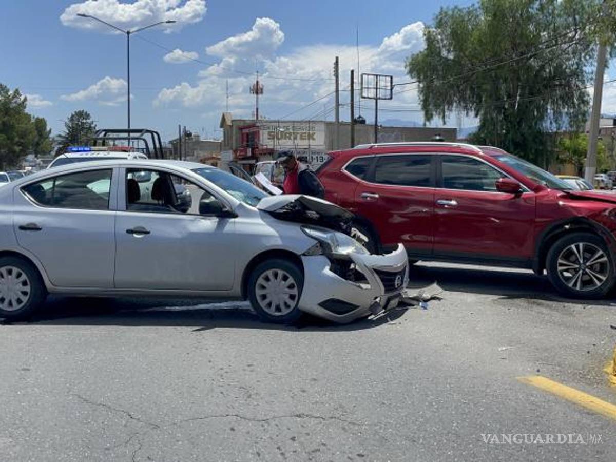 $!La falta de detención en el semáforo en rojo resultó en que la parte delantera de la camioneta impactara contra el lateral del Nissan Versa, causando daños materiales.