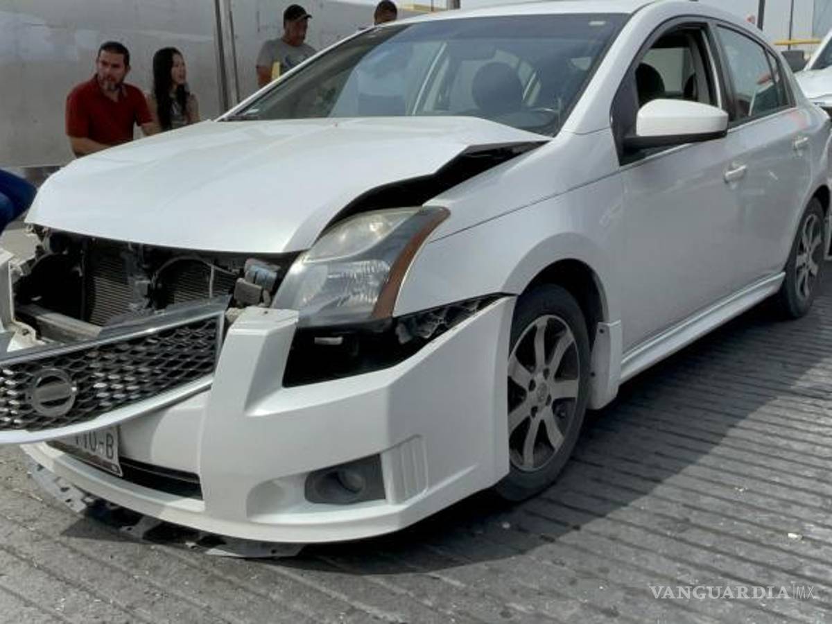 $!El Nissan Sentra, conducido por Alberto Ramírez, sufrió daños en la parte delantera tras el impacto con la camioneta.