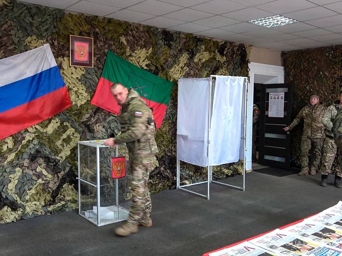 $!Militares rusos asisten a votar durante la votación anticipada en las elecciones en la parte controlada por Rusia de la región de Zaporizhzhia, en el este deUcrania