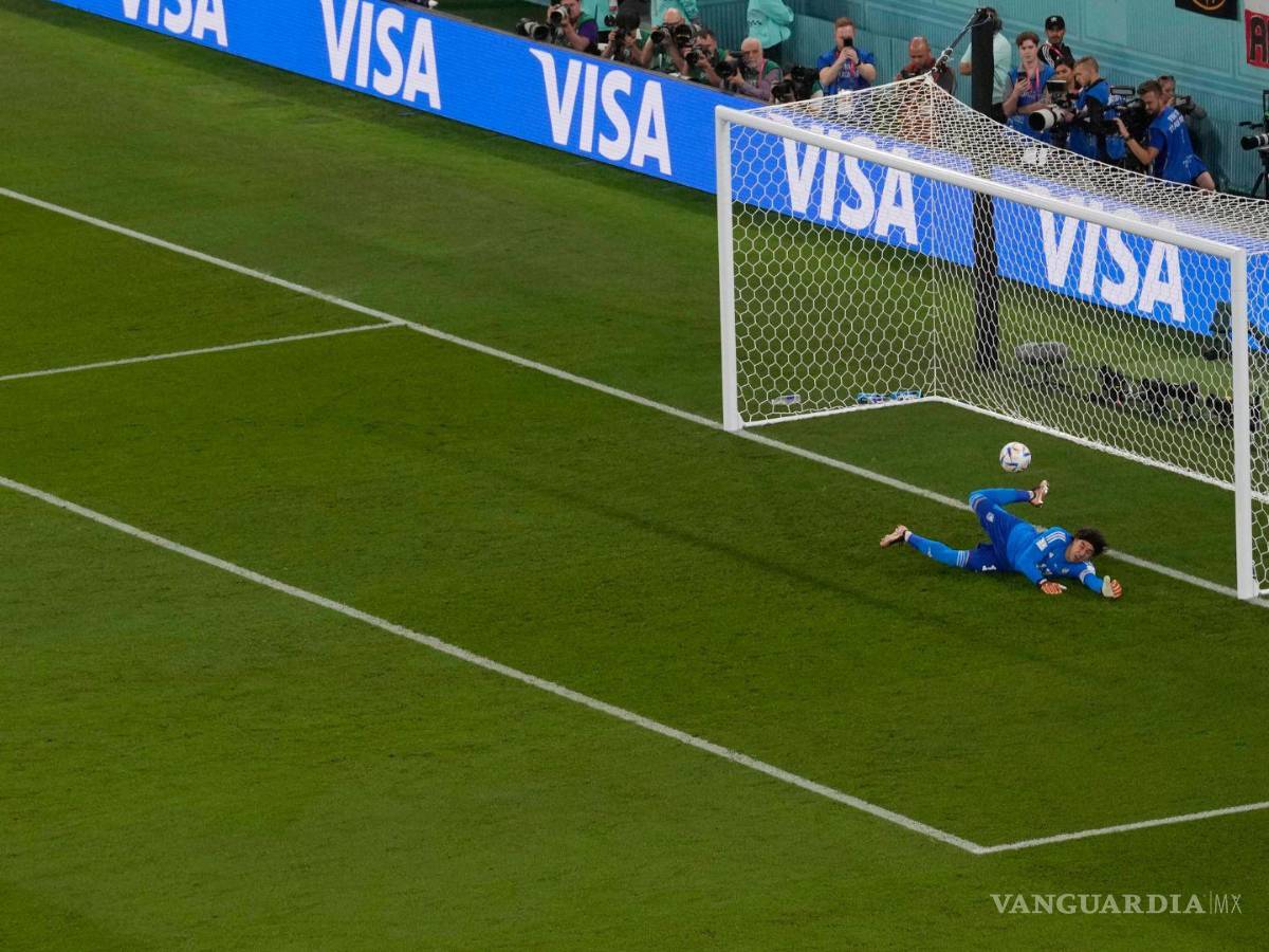 $!Ochoa ataja el disparo de Lewandowski.