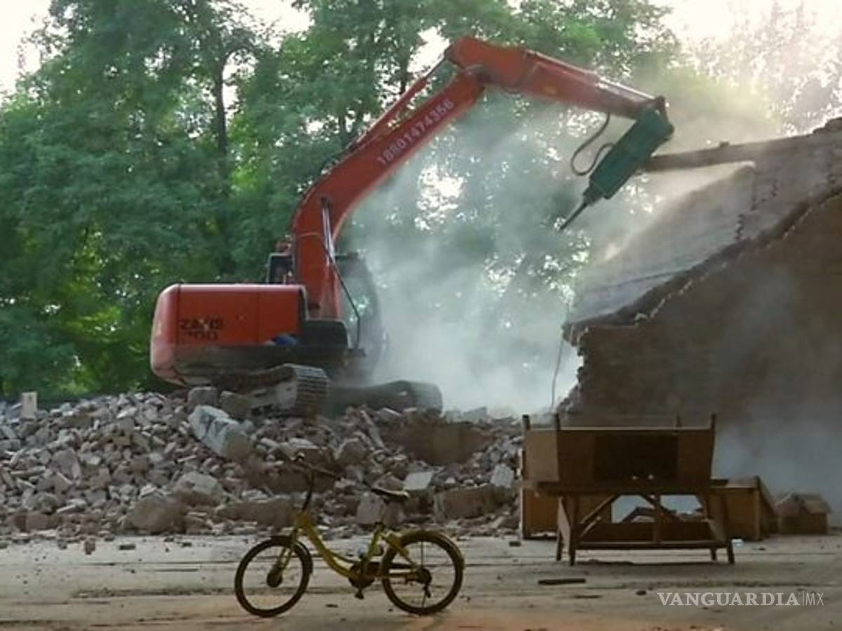 $!Ai Weiwei denuncia en redes sociales la demolición de su estudio en Pekín