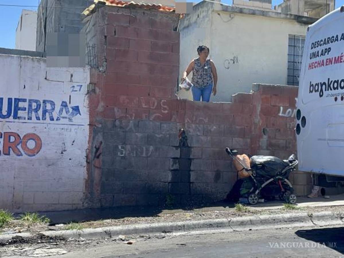 $!Carriola con objetos de recolección que llevaba el hombre fue resguardada por una mujer del lugar.