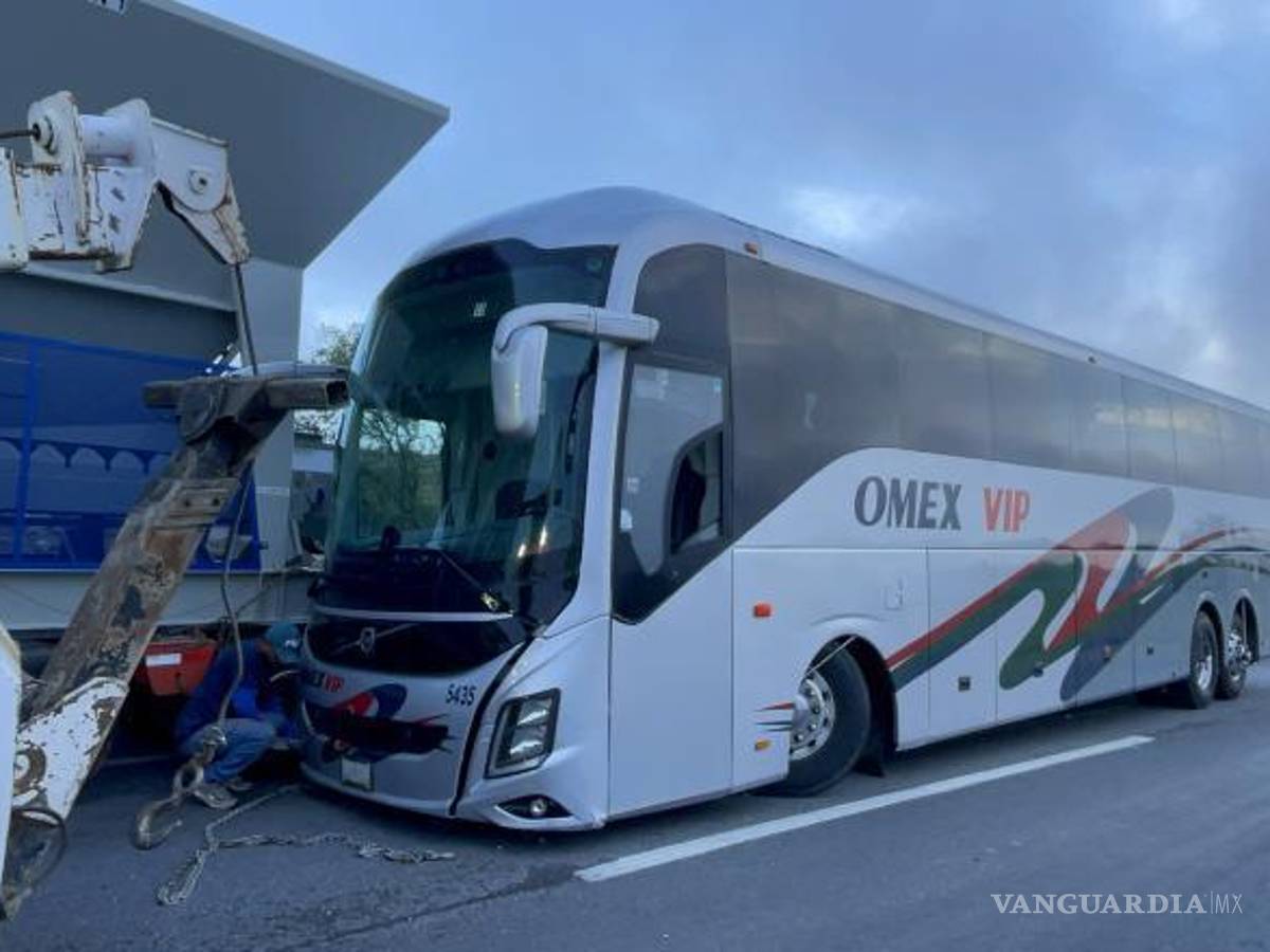 $!El chofer del autobús quedó detenido.