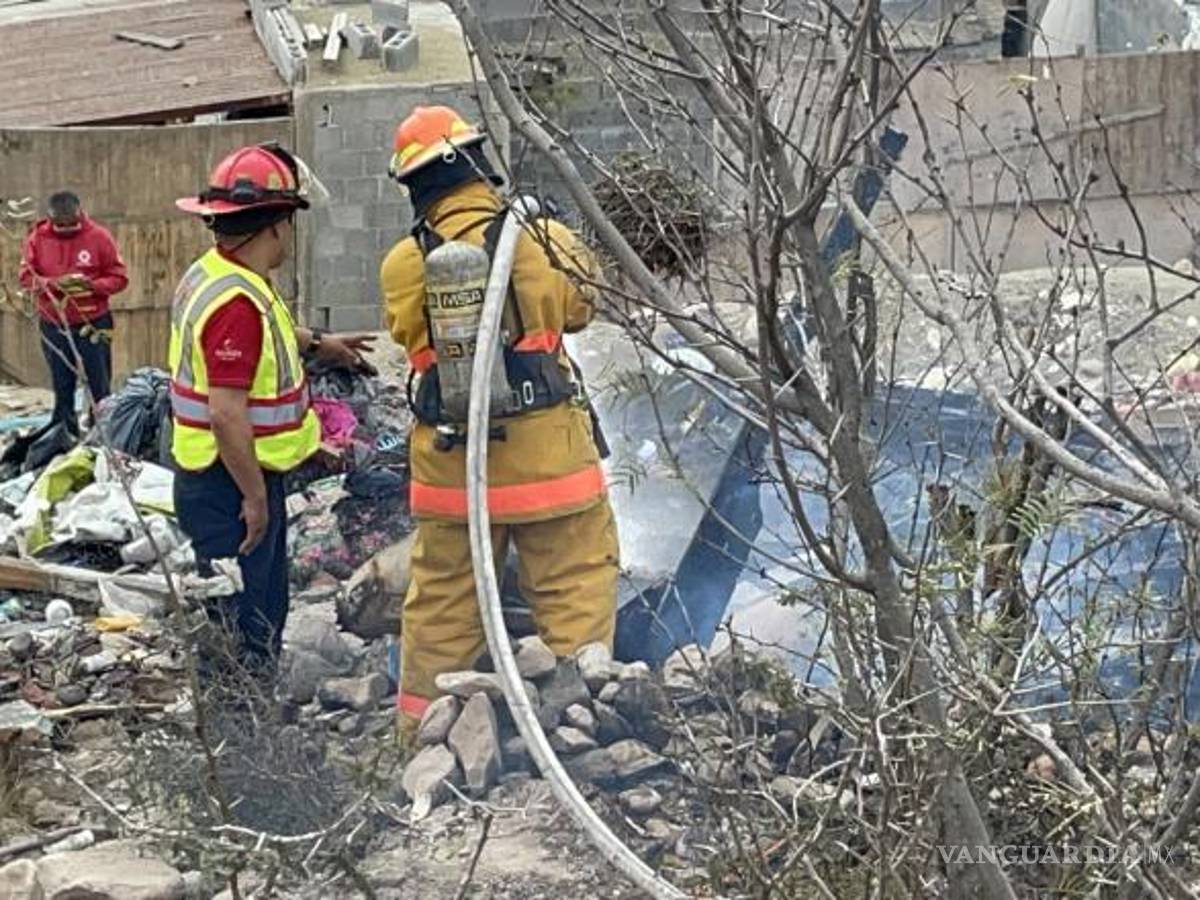 $!El incendio consumió prácticamente todos los enseres del cuarto de material reciclable en la colonia El Mirador.