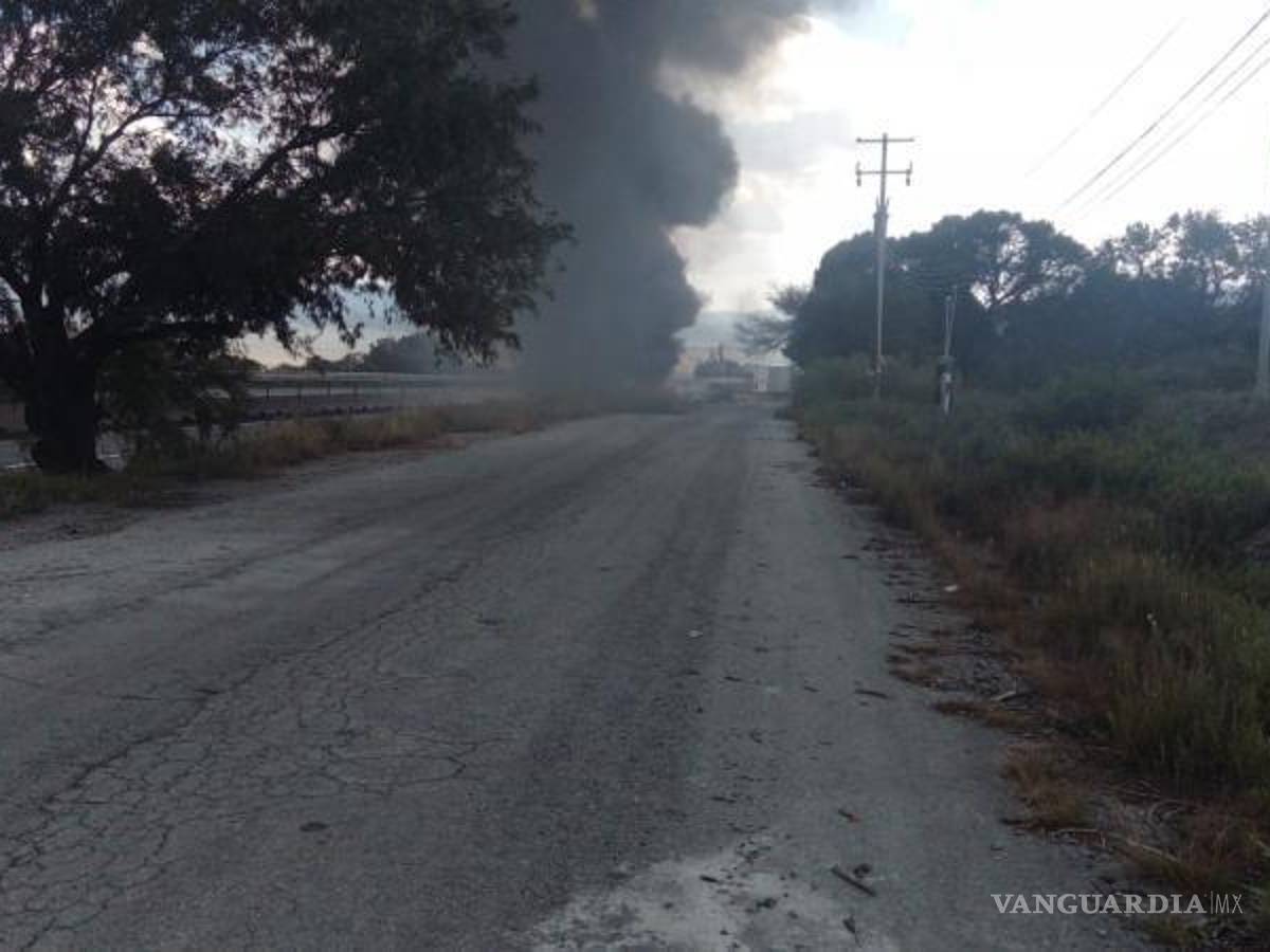 $!Personal de bomberos llegó a combatir el fuego.