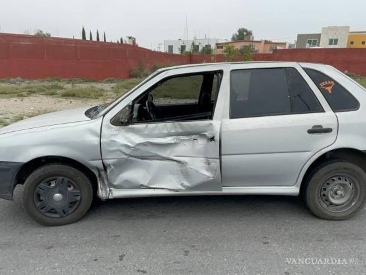 $!La conductora del vehículo Volkswagen Pointer se cruzó en el camino del joven motociclista, provocando la colisión.