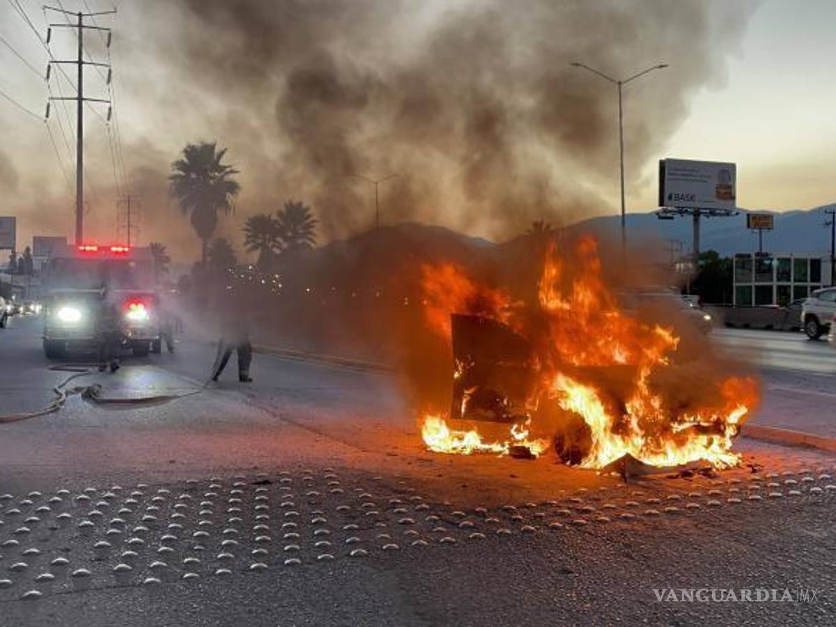 $!Conductora y menor lograron salir antes de que el fuego envolviera el automóvil.