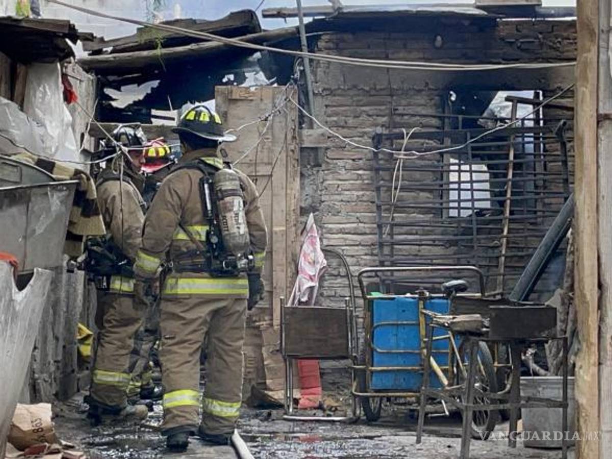 $!Los bomberos trabajaron arduamente para extinguir el fuego que consumió tres habitaciones.