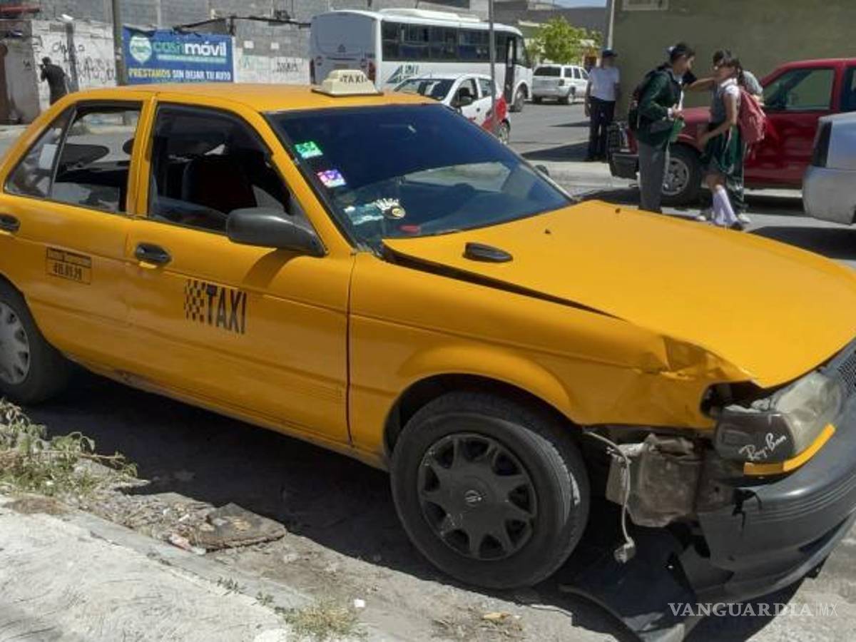 $!El auto fue impactado en la parte delantera.