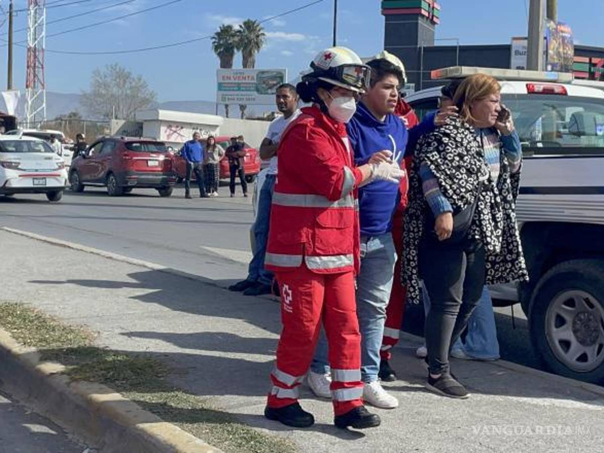 $!El joven responsable del percance fue valorado por paramédicos de la Cruz Roja.