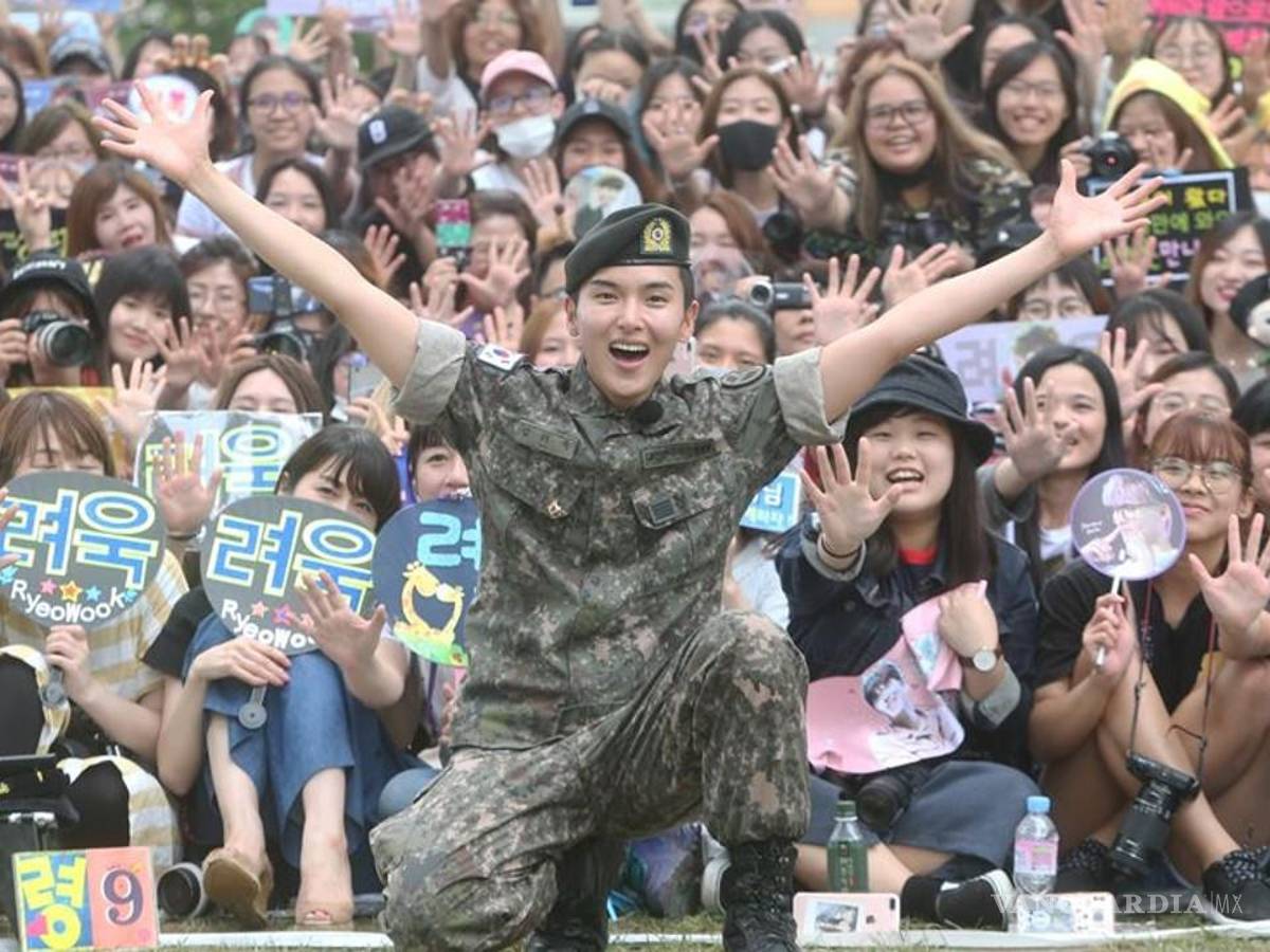 $!Ryeowook, miembro de Super Junior después de cumplir su servicio militar; fue recibido por miles de fans que esperaron con ansias su regreso. Al momento, tenía 31 años.