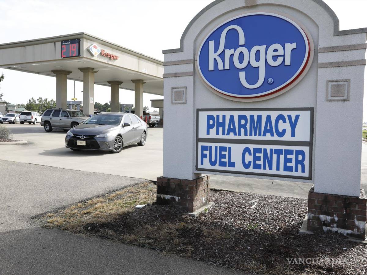 $!Un cliente sale de un centro de servicio de Kroger en Flowood, Mississippi.