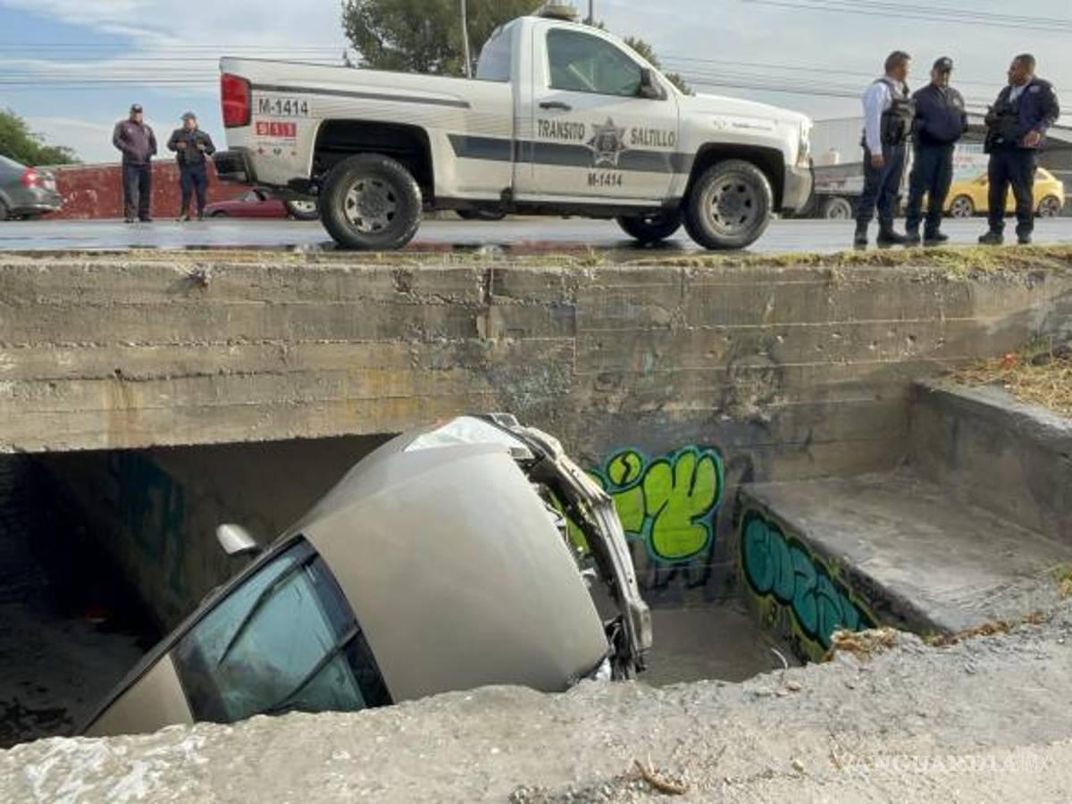 $!La joven explicó que había caído al arroyo y que la corriente la había arrastrado debajo del puente.