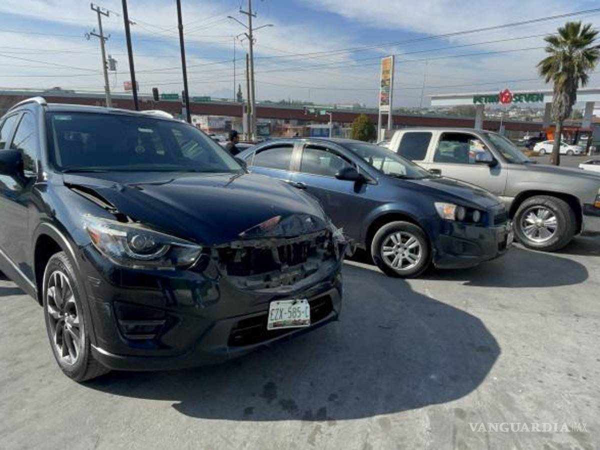$!Los autos involucrados en el percance fueron colocados en el estacionamiento de una tienda de conveniencia,, mientras los dueños llegaban a un acuerdo.