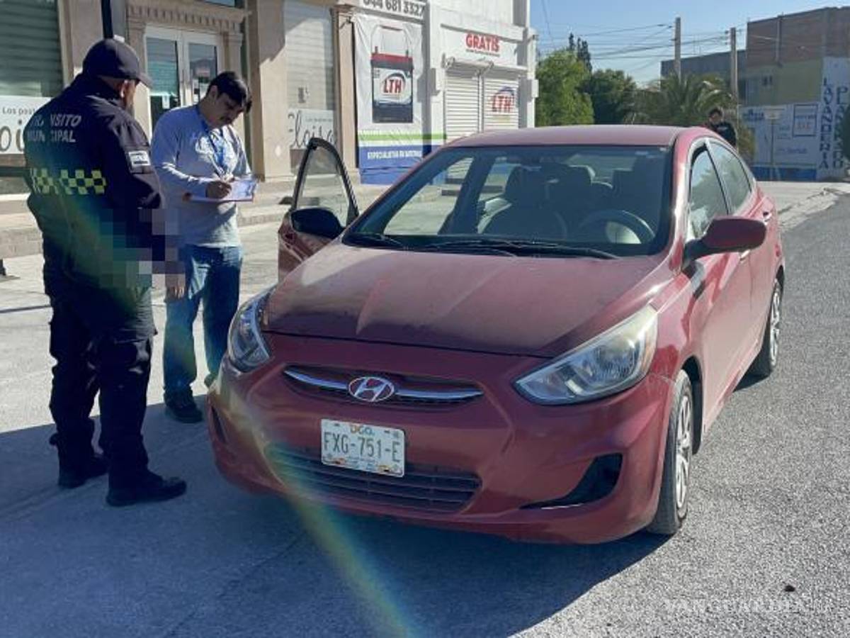$!El Hyundai fue golpeado levemente por el Chevrolet Malibu, pero no sufrió daños significativos tras la colisión.