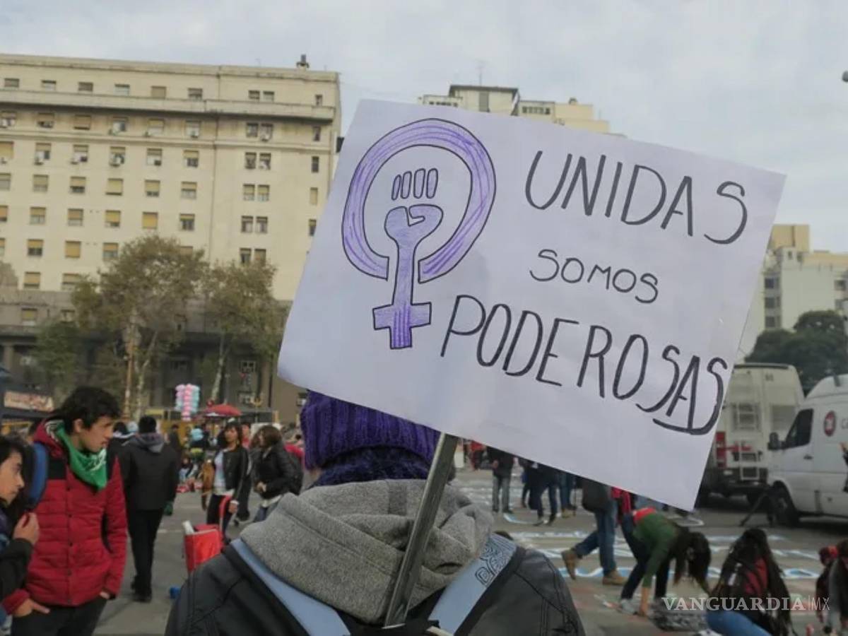 $!Vista de una persona que muestra un cartel en contra de la violencia de género y en favor de los derechos de las mujeres en Argentina, en una fotografía de archivo.