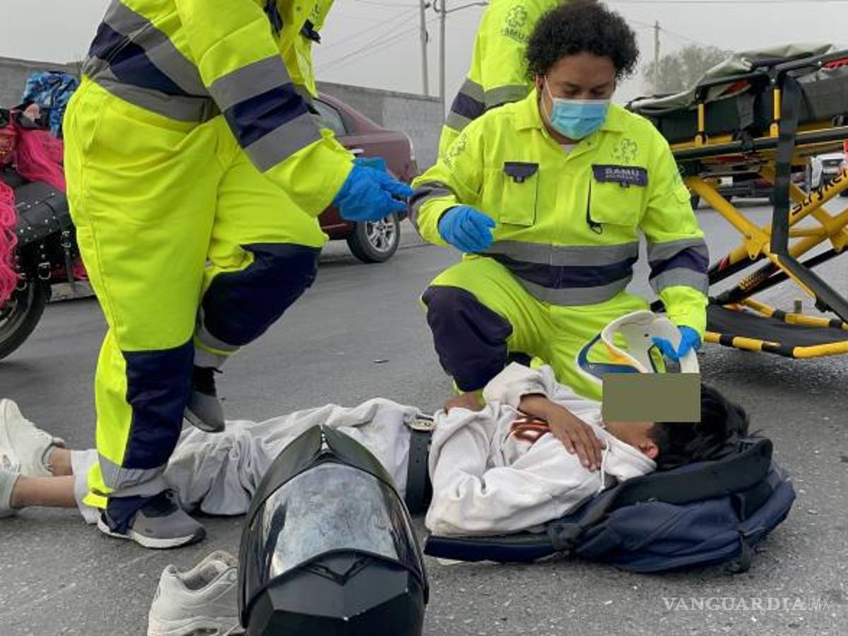 $!El joven, identificado como Bruno Osiel, de 16 años, no logró pasar y la camioneta lo chocó en el ángulo delantero derecho.