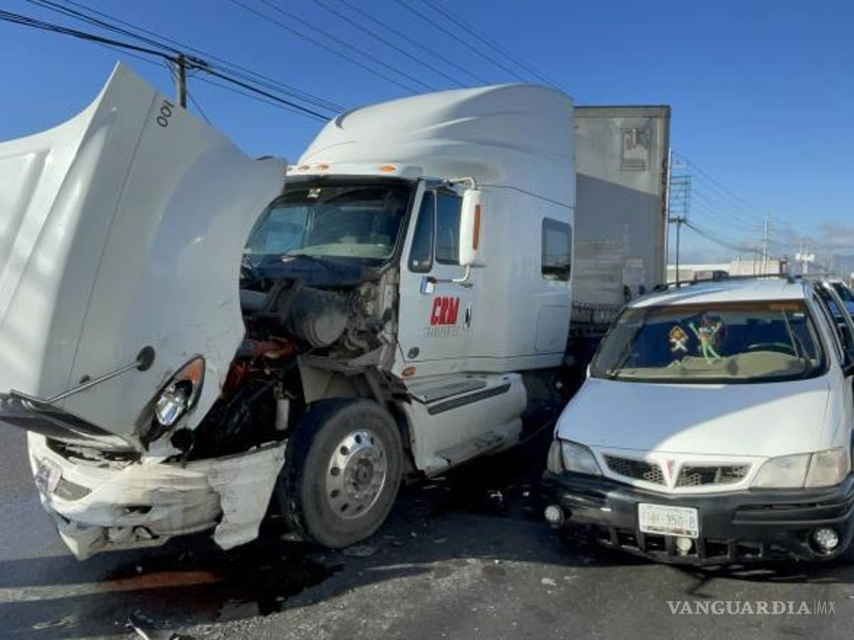 $!Imagen del tractocamión de CRM Transportes tras el choque contra la camioneta Pontiac Mountain en Jesús Valdés Sánchez.