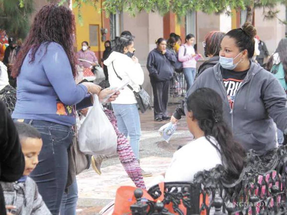 $!Vendedoras en plaza pública.