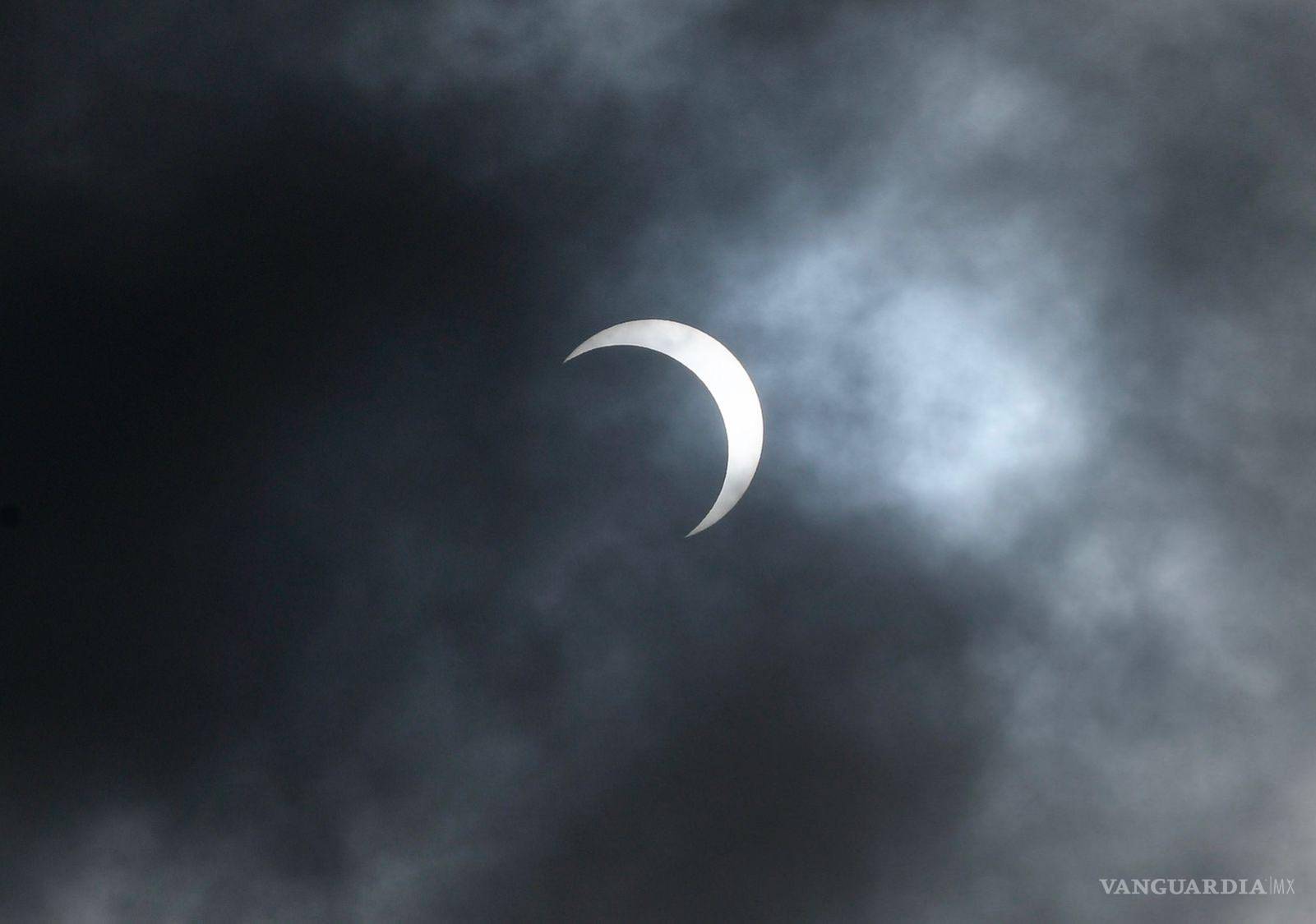 $!El eclipse pudo apreciarse a pesar de las nubes.