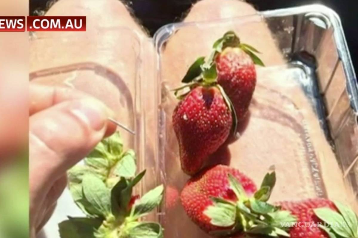 La crisis de las agujas en Australia; fresas, manzanas y plátanos aparecen con objetos puntiagudos en su interior