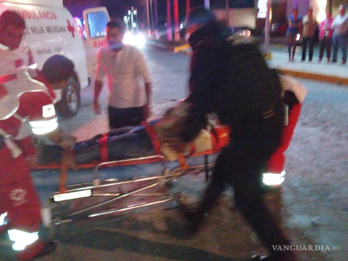 $!Personal médico trasladó a la lesionada al hospital general tras el percance.