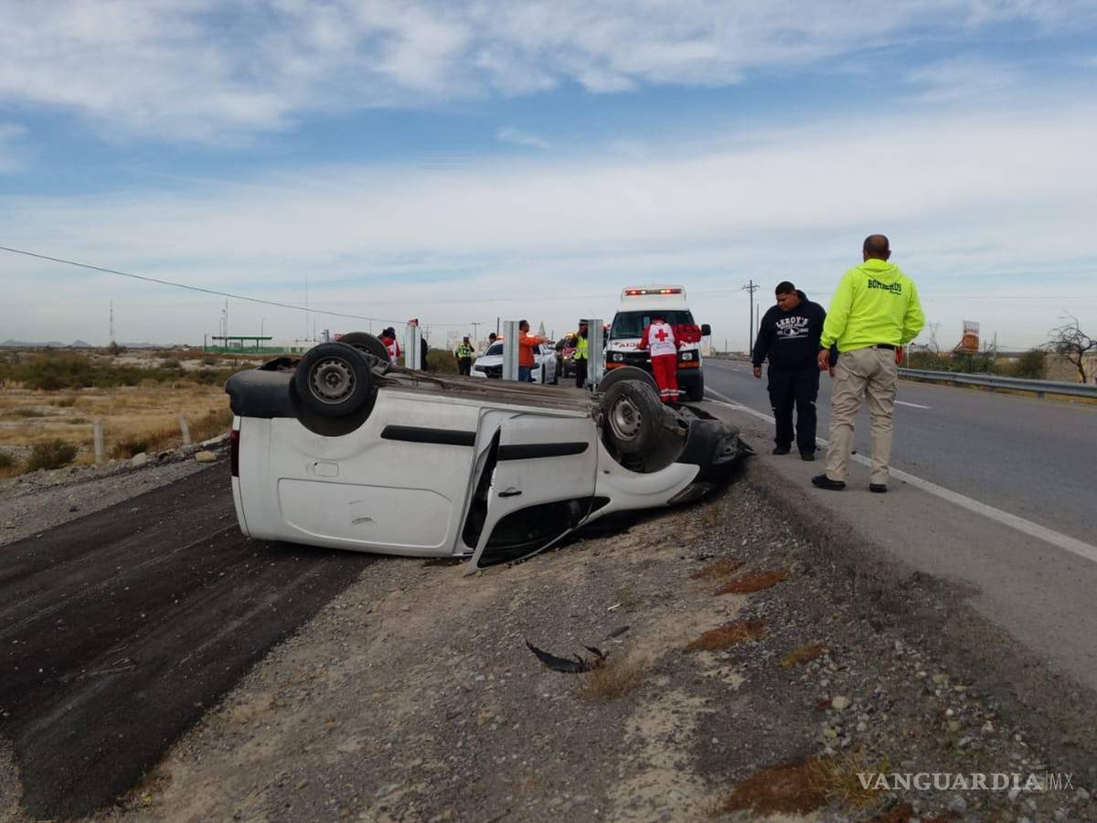 $!Paramédicos de Cruz Roja atendieron a los dos ocupantes del vehículo en el lugar del percance.