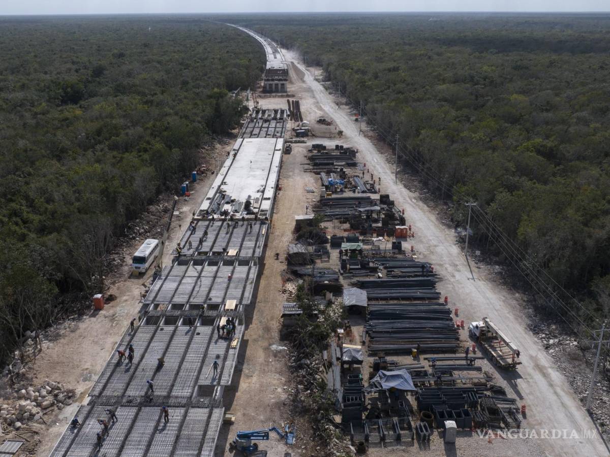 $!Operarios construyen la vía para el Tren Maya, cerca de Playa del Carmen. Cuando está completado, el tren de alta velocidad recorrerá la península del Yucatán.