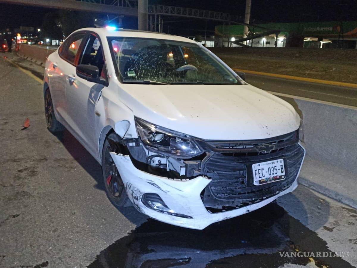 $!Elementos de tránsito municipal acudieron al lugar para tomar conocimiento de los hechos y gestionar el tráfico tras el grave percance vial.
